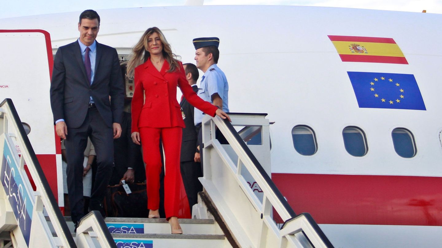 Begoña Gómez, bajando del avión con el famoso traje rojo en Cuba. (EFE)
