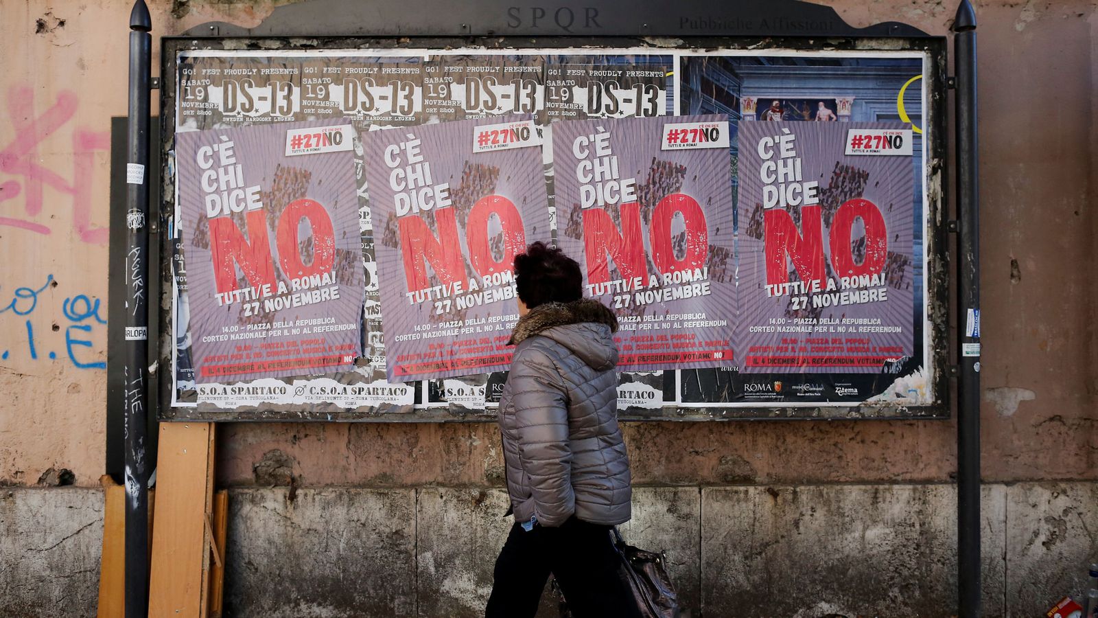 Foto: Una mujer pasa junto a un cartel por el 'no' a la reforma constitucional en Italia. (Reuters)