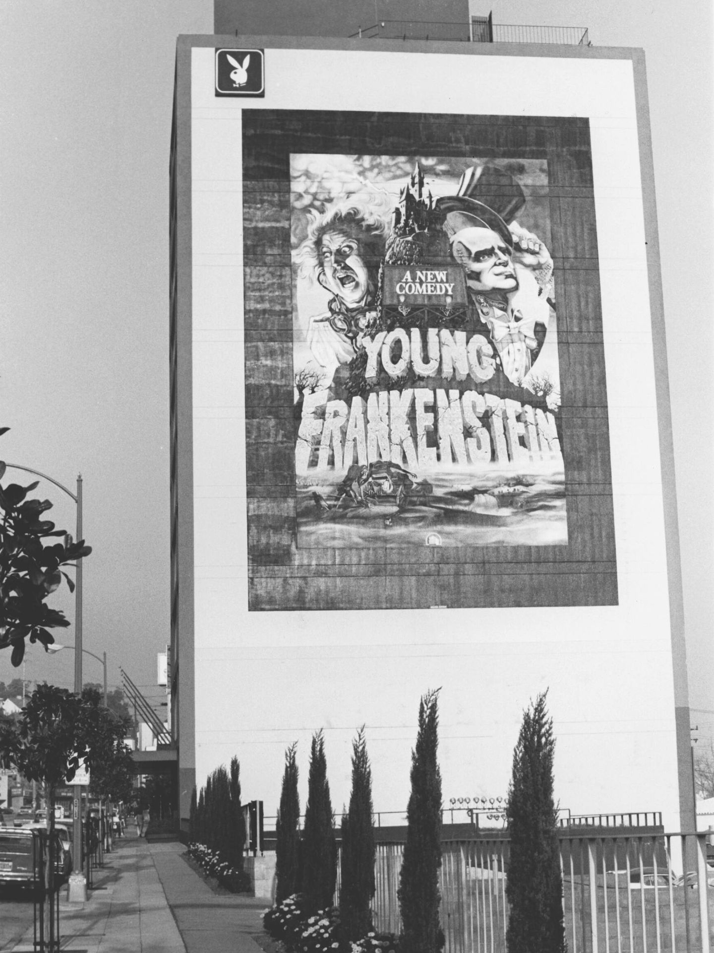 El gigantesco anuncio de 'El jovencito Frankenstein'  pintado en un lateral del edificio de Playboy en Sunset Boulevard.