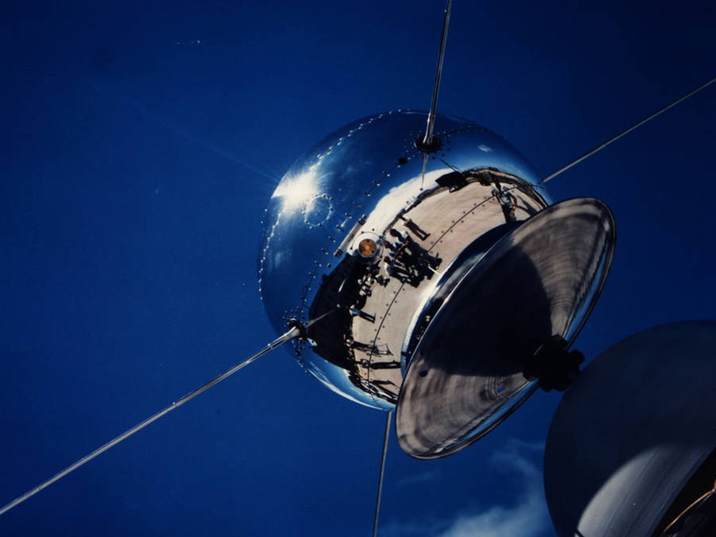 El primer satélite de la historia alimentado por energía solar y puesto en órbita en 1958. (NASA)