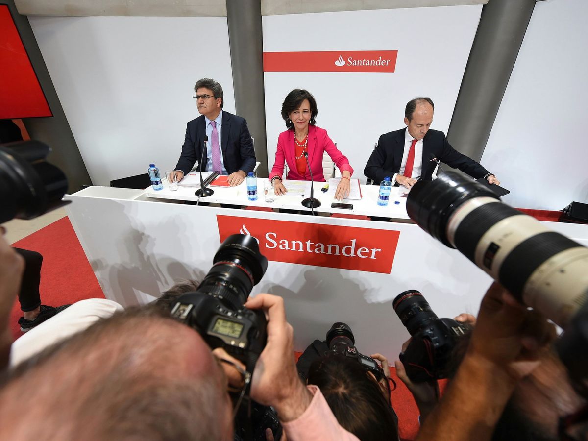 Foto: Ana Botín (c), presidenta de Santander, junto al CEO José Antonio Álvarez (i) y al hasta ahora CEO en España, Rami Aboukhair. (EFE)