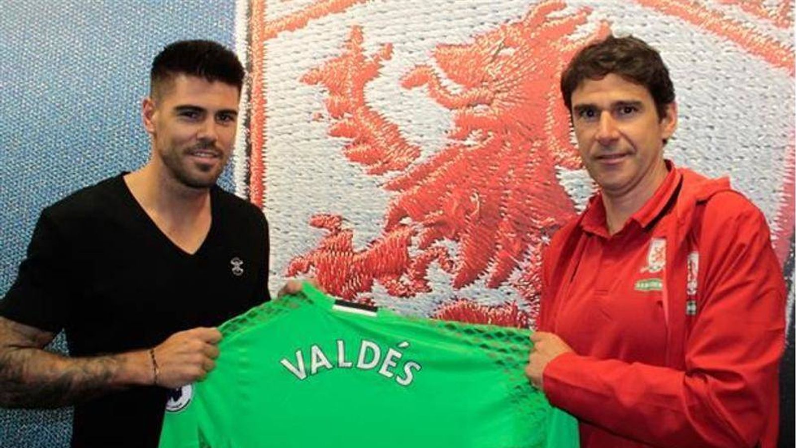 Foto: Karanka y Valdés posan con la zamarra del Middlesbrough