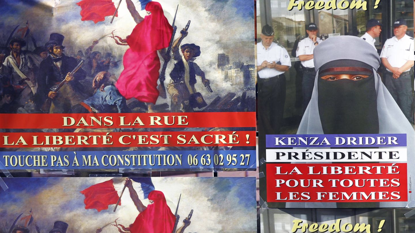 Posters electorales de Kenza Drider, candidata a la presidencia de Francia en 2012 que basó su campaña en la defensa del derecho al velo integral. (Reuters)