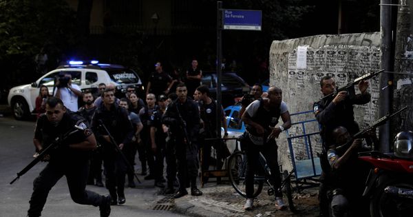 Foto: Agentes de policía toman posiciones tras un tiroteo en la favela Pavao Pavaozinho, en Río de Janeiro. (Reuters) 