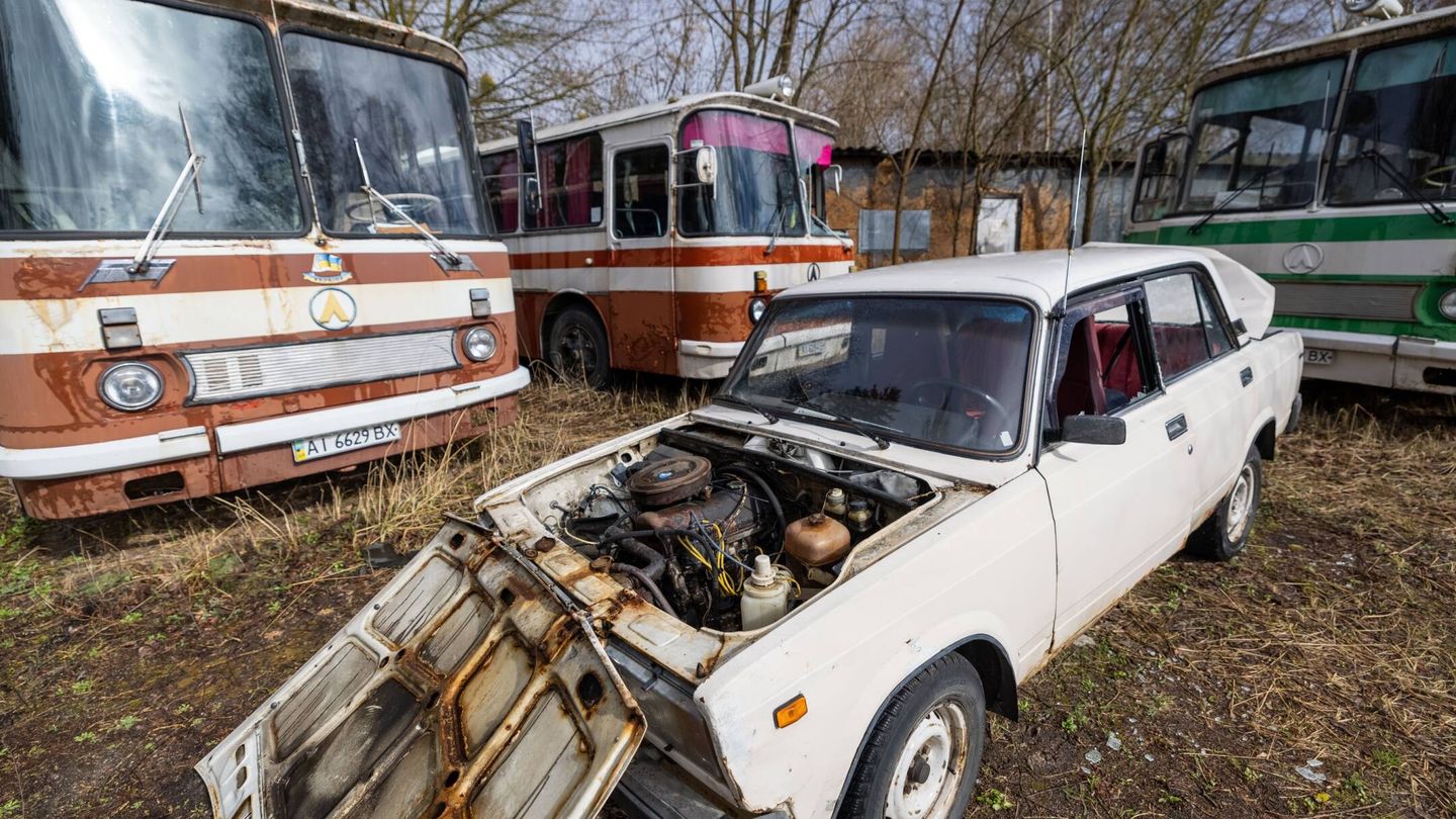 Vehículos contaminados utilizados en la operación de rescate en 1986, en un museo al aire libre cerca de Chornobyl. A partir de abril de 2022 pueden verse señales de los saqueos y daños rusos.  (Anton Yukhymenko, Babel.ua)