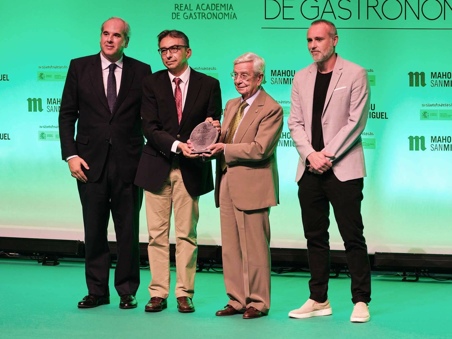 José López Miranda recogiendo el Premio de Investigación e Innovación Gastronómica por el estudio CORDIOPREV. Junto a él, Luis Suárez de Lezo, Rafael Ansón y el chef Rodrigo de la Calle. (RAG)