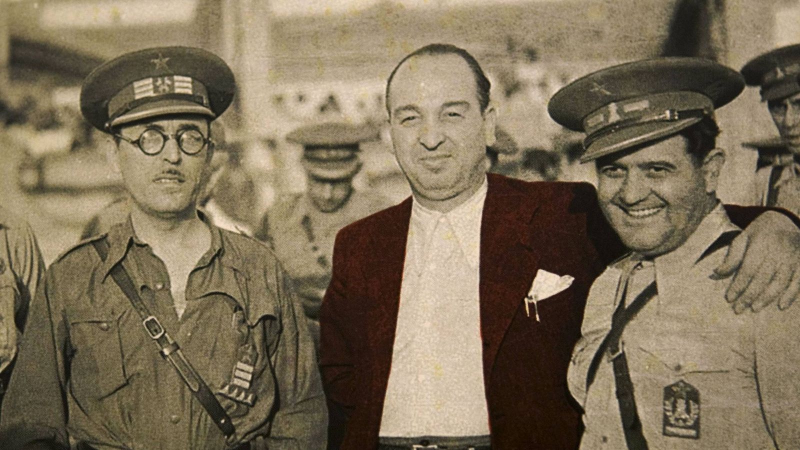 Foto: Melchor Rodriguez (c), acompañado de dos oficiales republicanos, durante la Guerra Civil. (EFE)