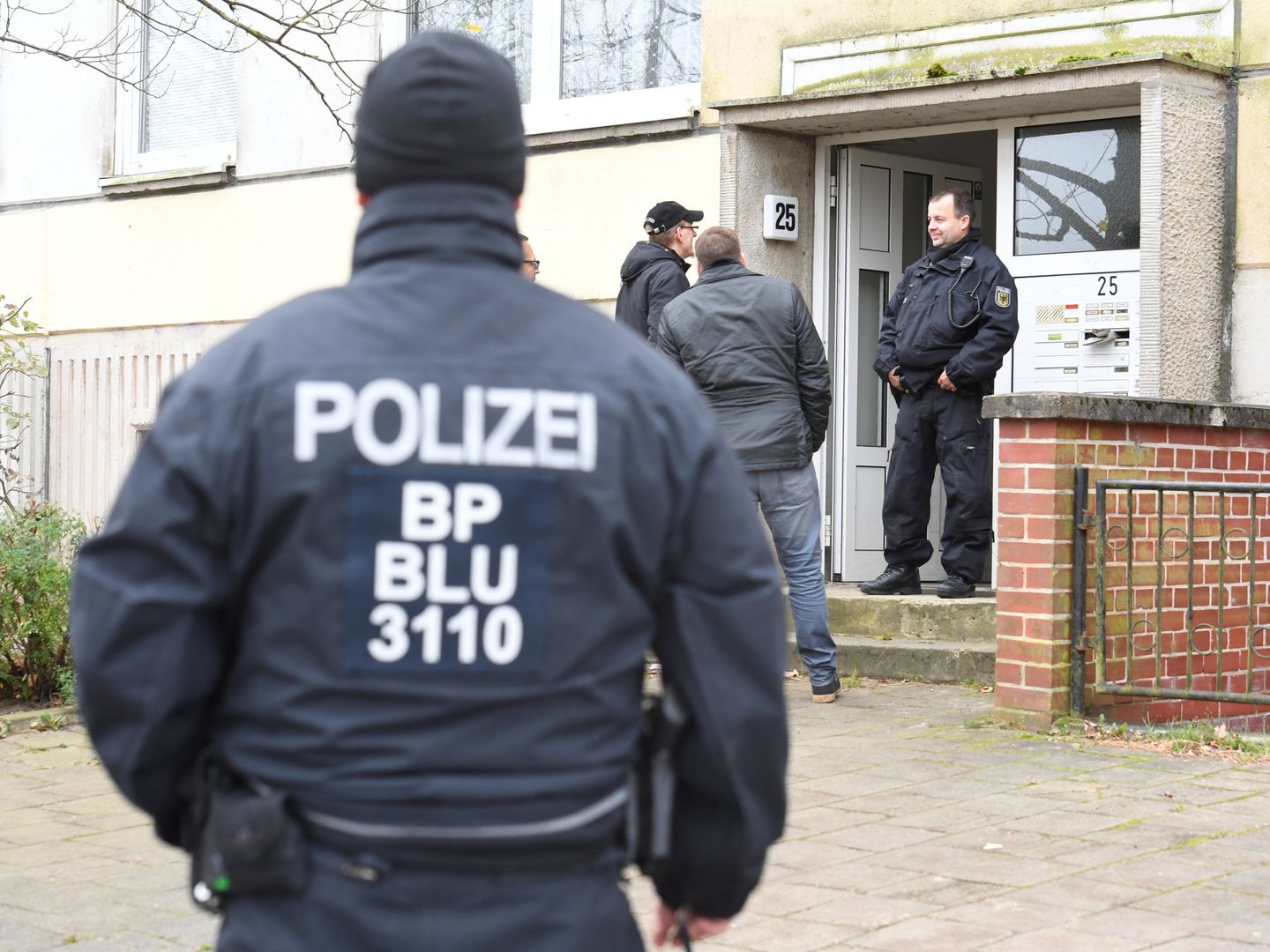 La policía alemana registra la vivienda de un joven sirio de 19 años en Schwerin, acusado de planear un atentado yihadista con bombas, en ocubre de 2017. (Reuters)