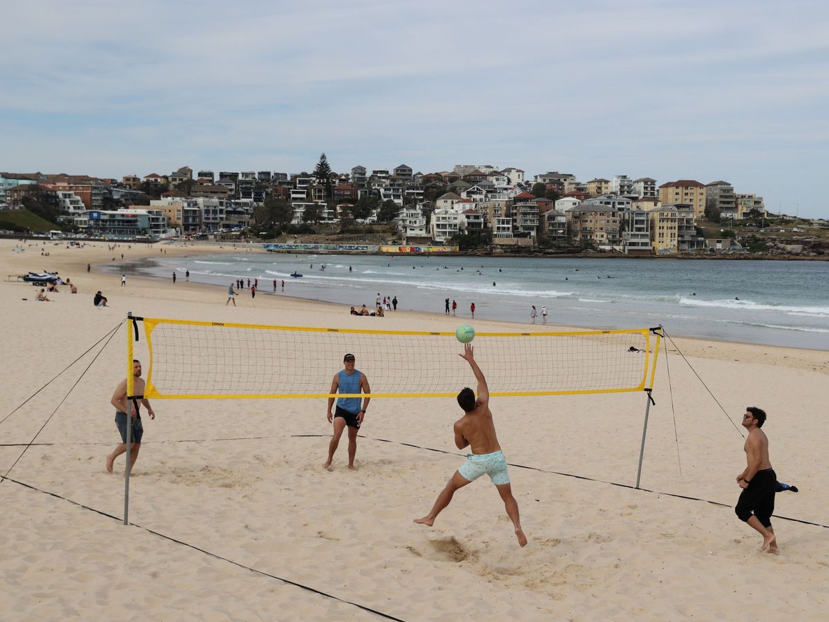 Foto: Gente en la playa en Sydney. (Reuters)