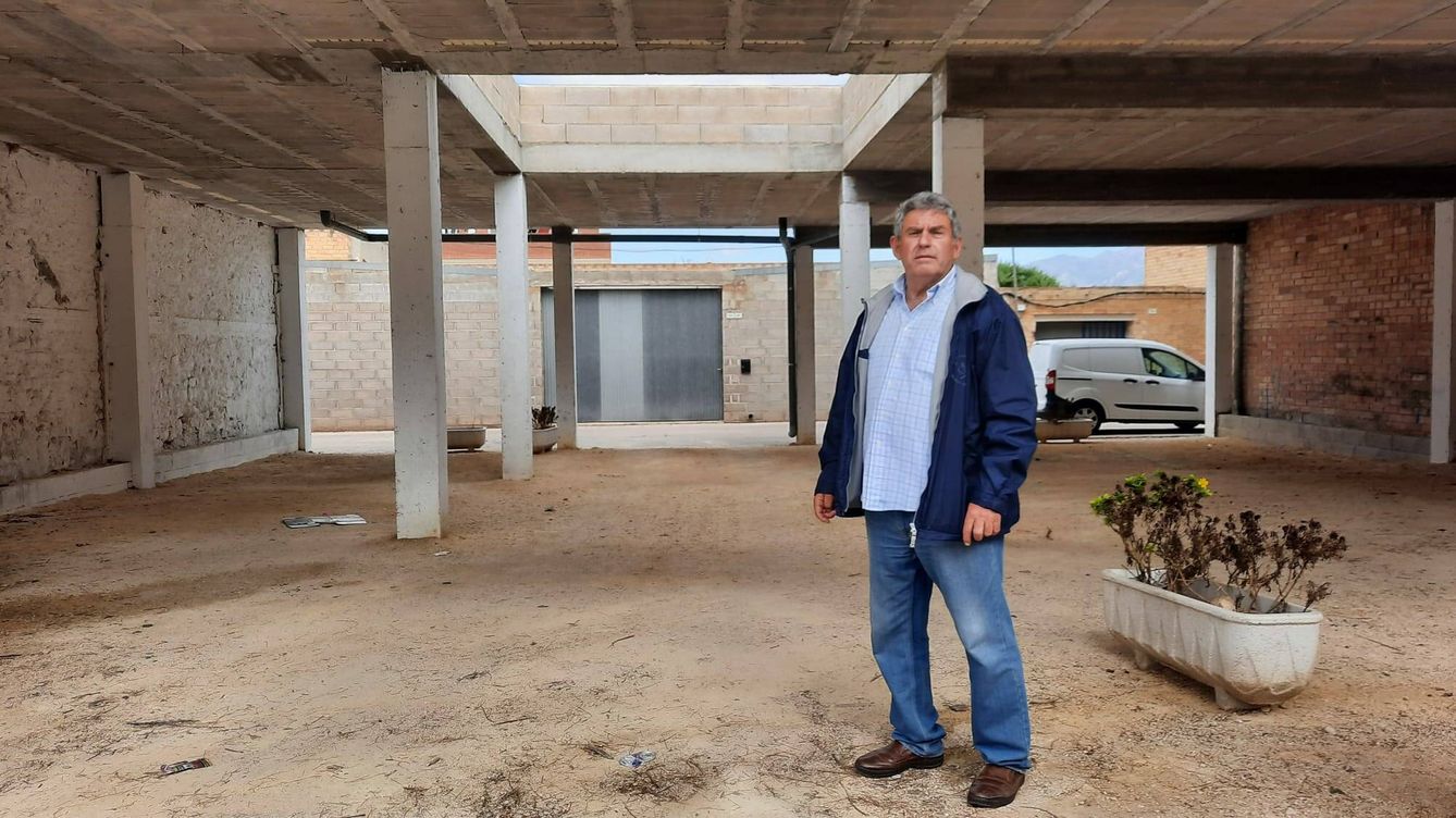 Foto: Juan José, funcionario de la pedanía de Bítem (Tortosa), en la obra inacabada del casal del jubilado que se pagará con los PGE. (V.R.)