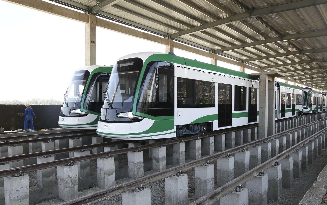 El metro ligero en Adis Abeba, construido con financiación china. (Reuters)