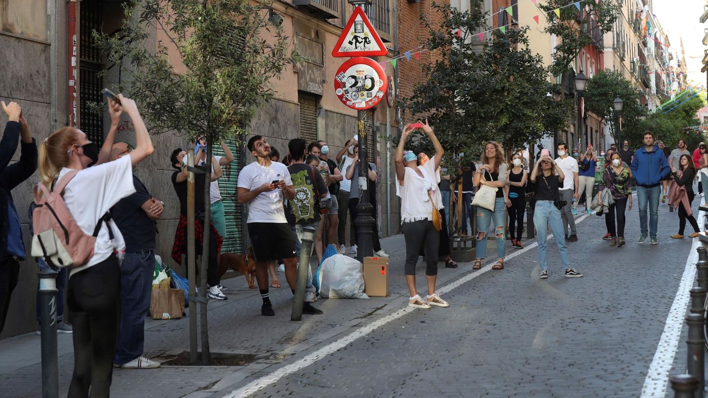 Vista de una de las calles del madrileño barrio de Malasaña, este 2 de mayo, primer día donde miles de españoles salen por primera vez desde que se decretó el estado de alarma a hacer deporte y a pasear. (EFE)