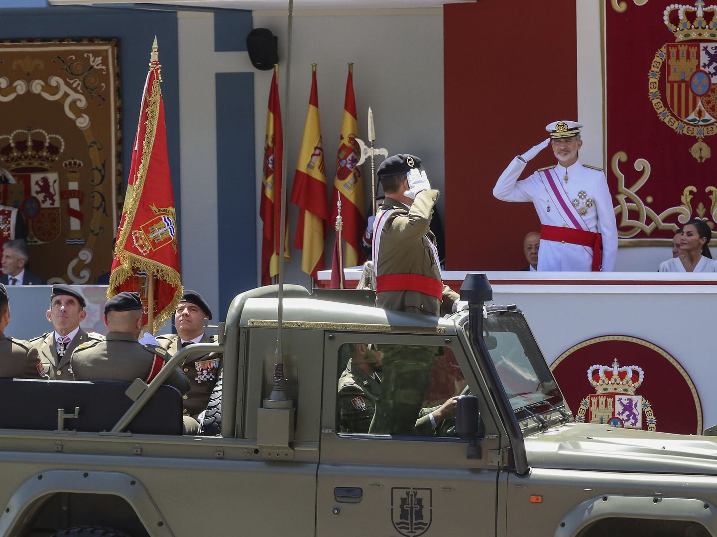 Los Reyes, Felipe y Letizia durante el desfile del Día de las Fuerzas Armadas este sábado en Granada.  (EFE/Pepe Torres) 