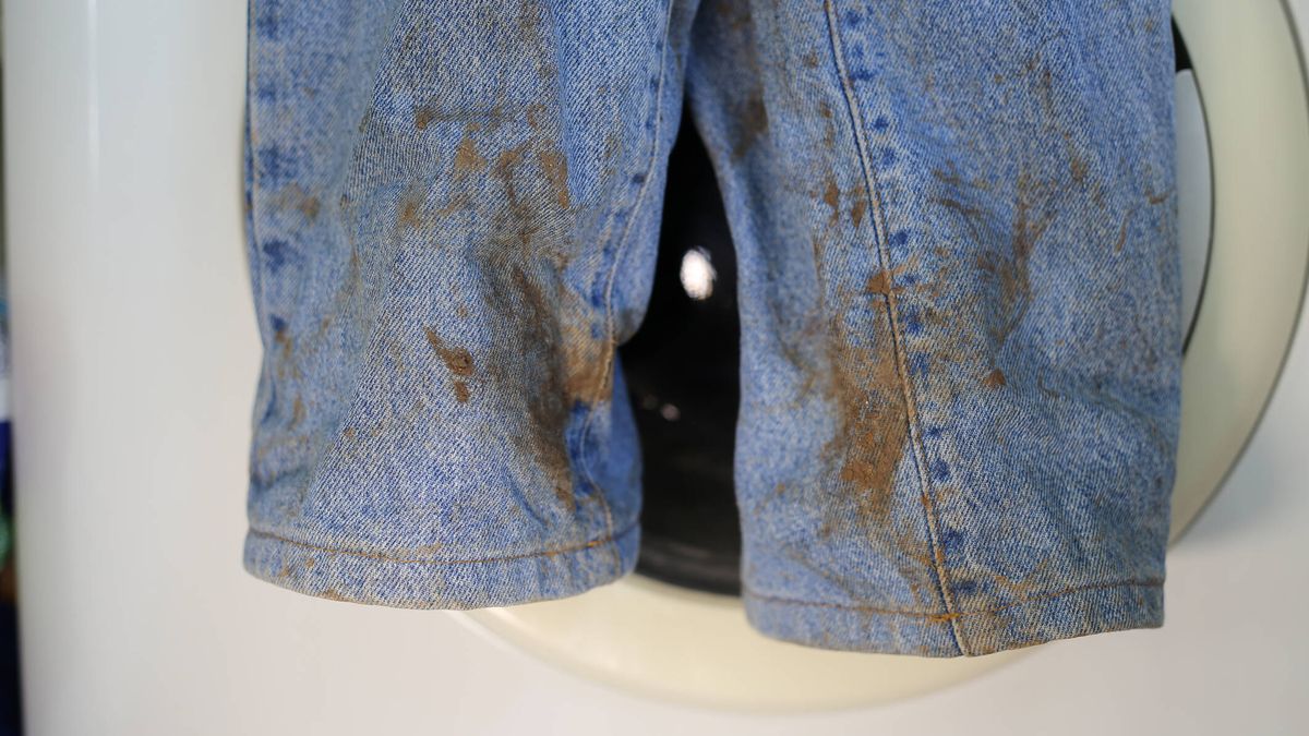 Esto es a lo que te arriesgas si no lavas tus vaqueros durante más de un mes