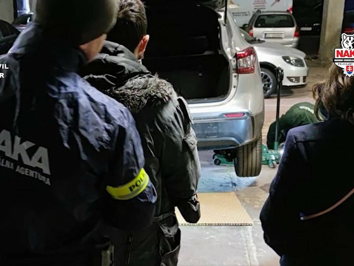 Foto: La policía de Eslovaquia registra el coche del vecino de Granada detenido por tráfico de armas. (Guardia Civil)