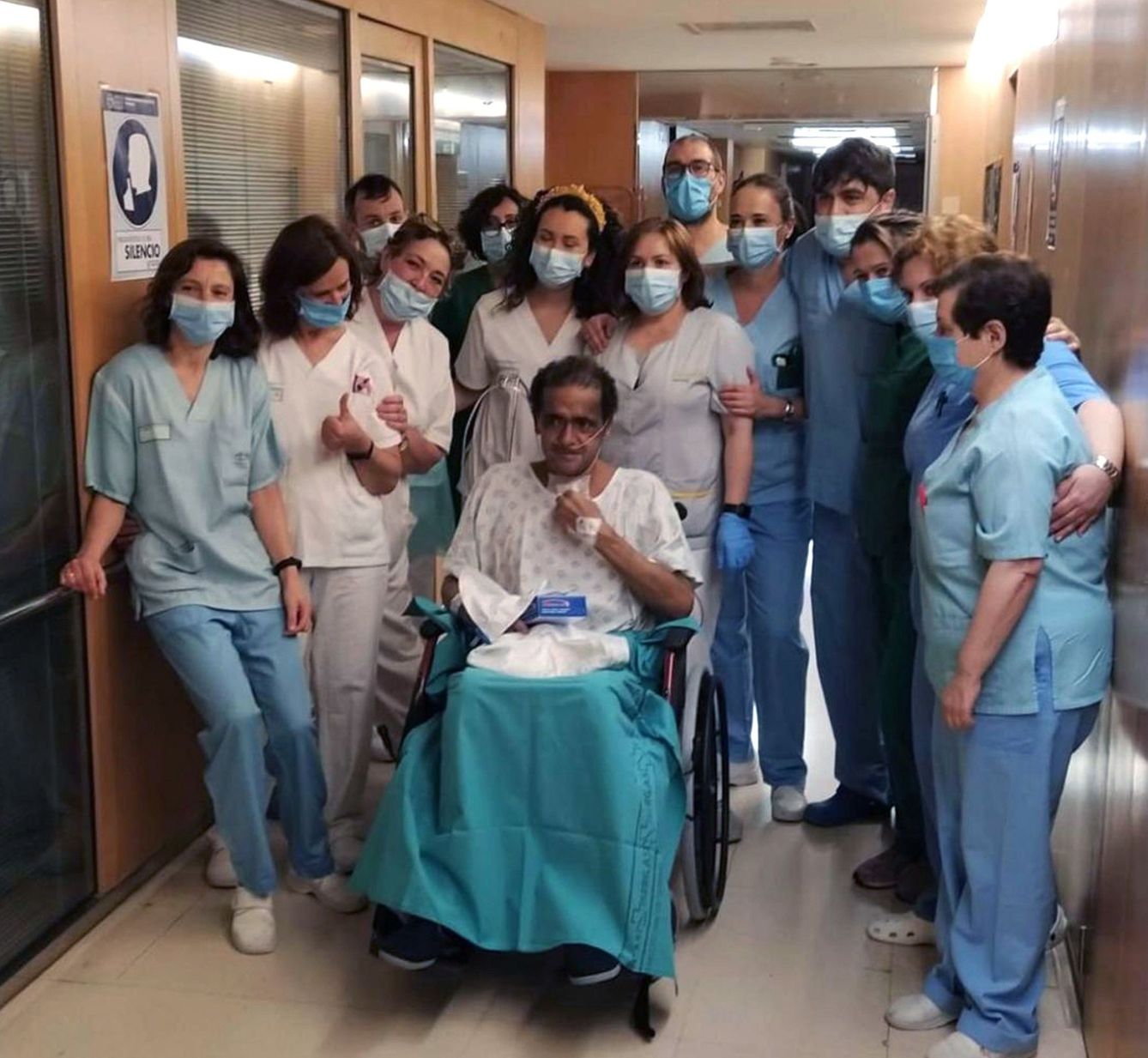 Médicos y enfermeros uruguayos, dando el alta a uno de los pacientes más graves por coronavirus. (EFE)