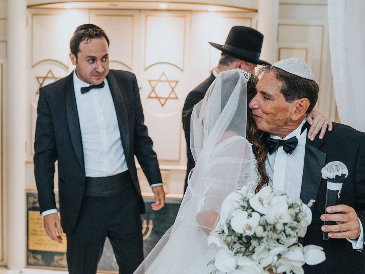 Foto: Moisés Hayón abraza a su hija Sarina en presencia de su yerno, Isaac, en la boda de ambos en junio de 2020 en la sinagoga de Torremolinos. (Arhivo personal de Sarina Hayón)