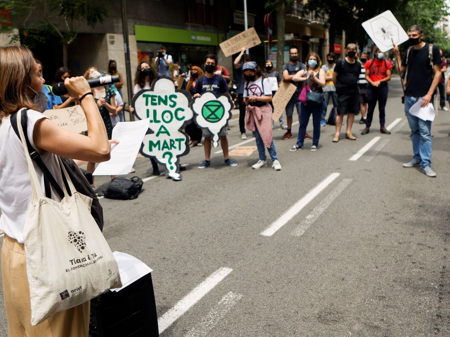 Activistas ambientales en las calles de Barcelona. Foto: EFE