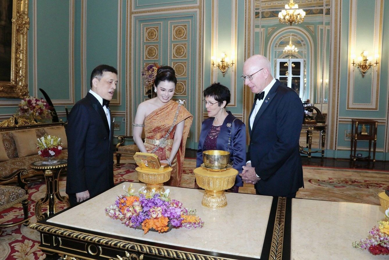 La reina Suthida, luciendo el broche. (Thai Royal Office)