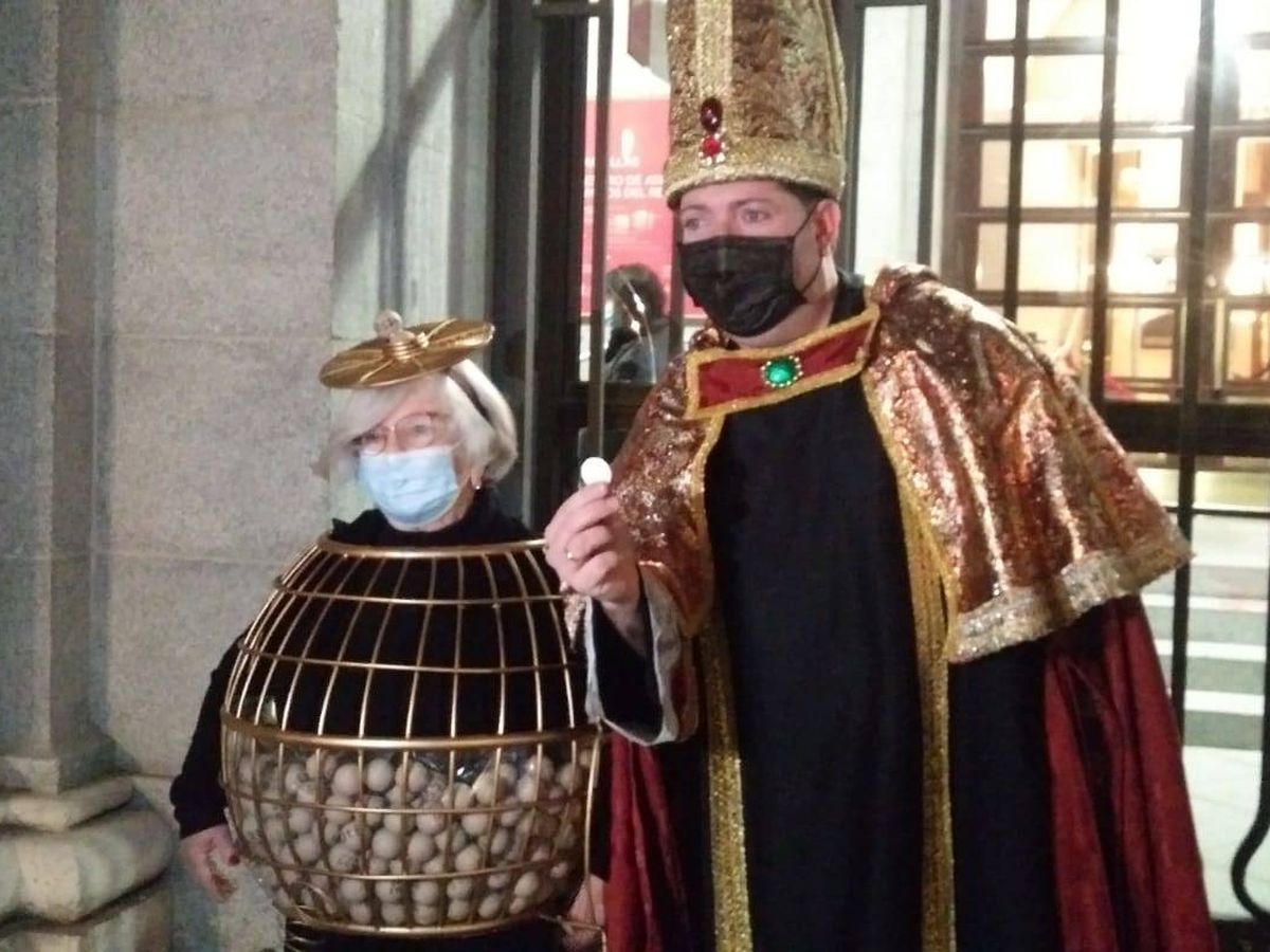Foto: Manoli y el obispo de León, dos clásicos de la lotería de Navidad, frente al Teatro Real. (S. S. G.)