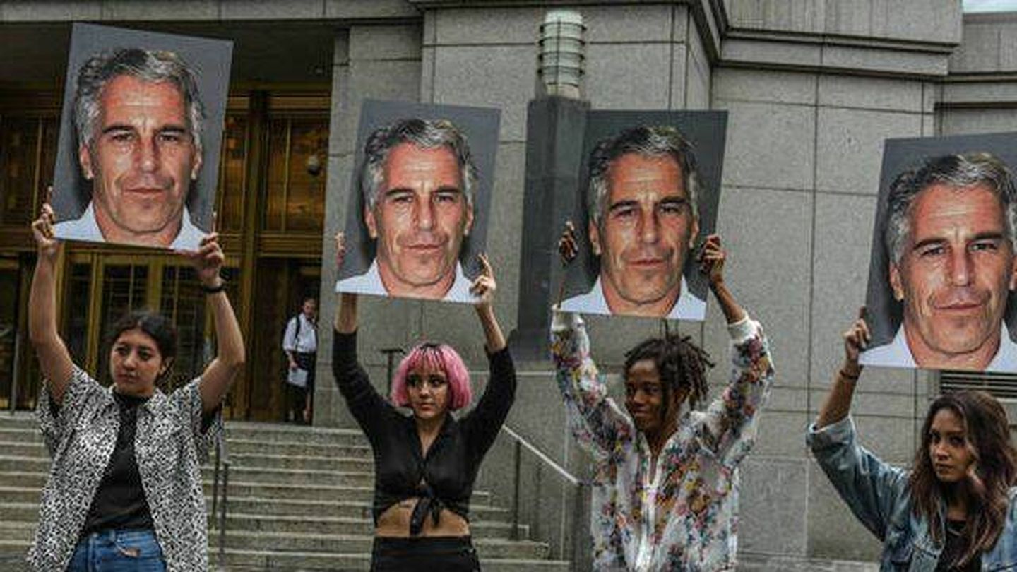  Grupo de manifestantes contra Epstein. (Getty)