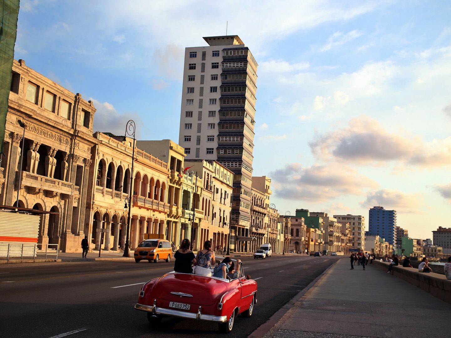Varios turistas pasean en un viejo auto descapotable el pasado 19 de abril de 2018 por el malecón de La Habana. (EFE)