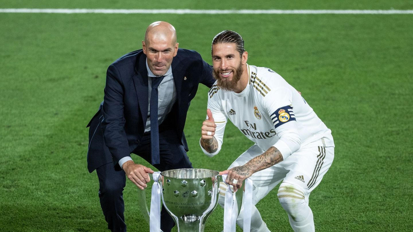 Zinedine Zidane y Sergio Ramos, con el trofeo de la Liga 2019-20. (EFE)