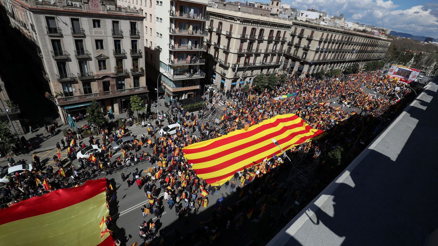 Desfile de banderas de España y senyeras en Barcelona. (Reuters)