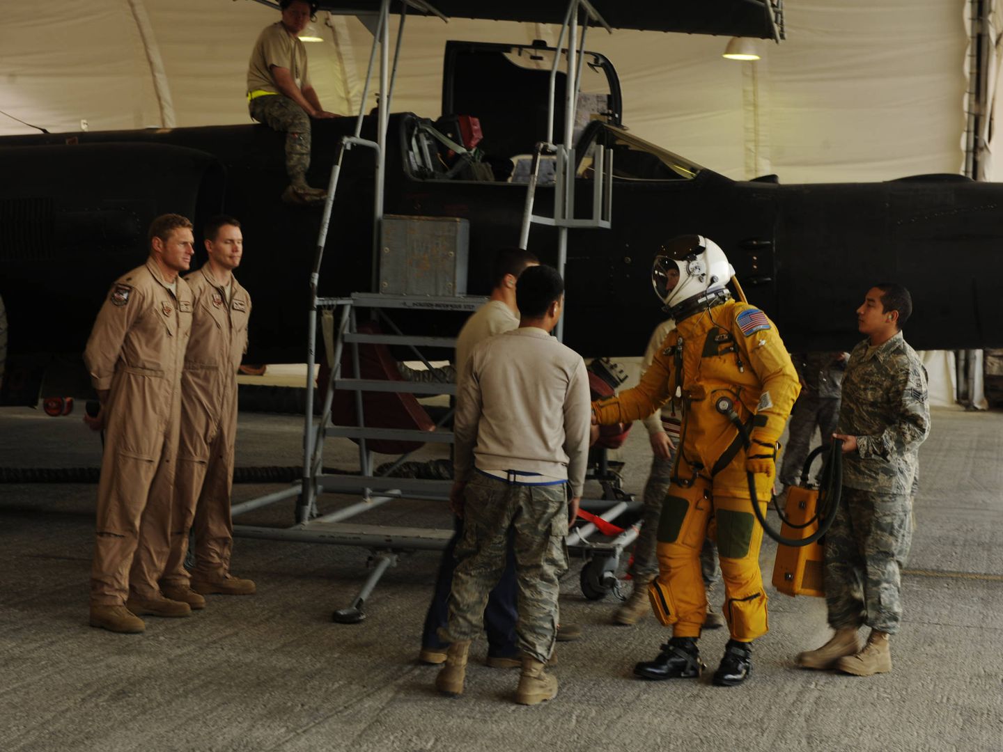 El comandante Sean Gallagher, con su traje de vuelo, casi como un traje espacial, listo para subir a la cabina de su U-2 (USAF)