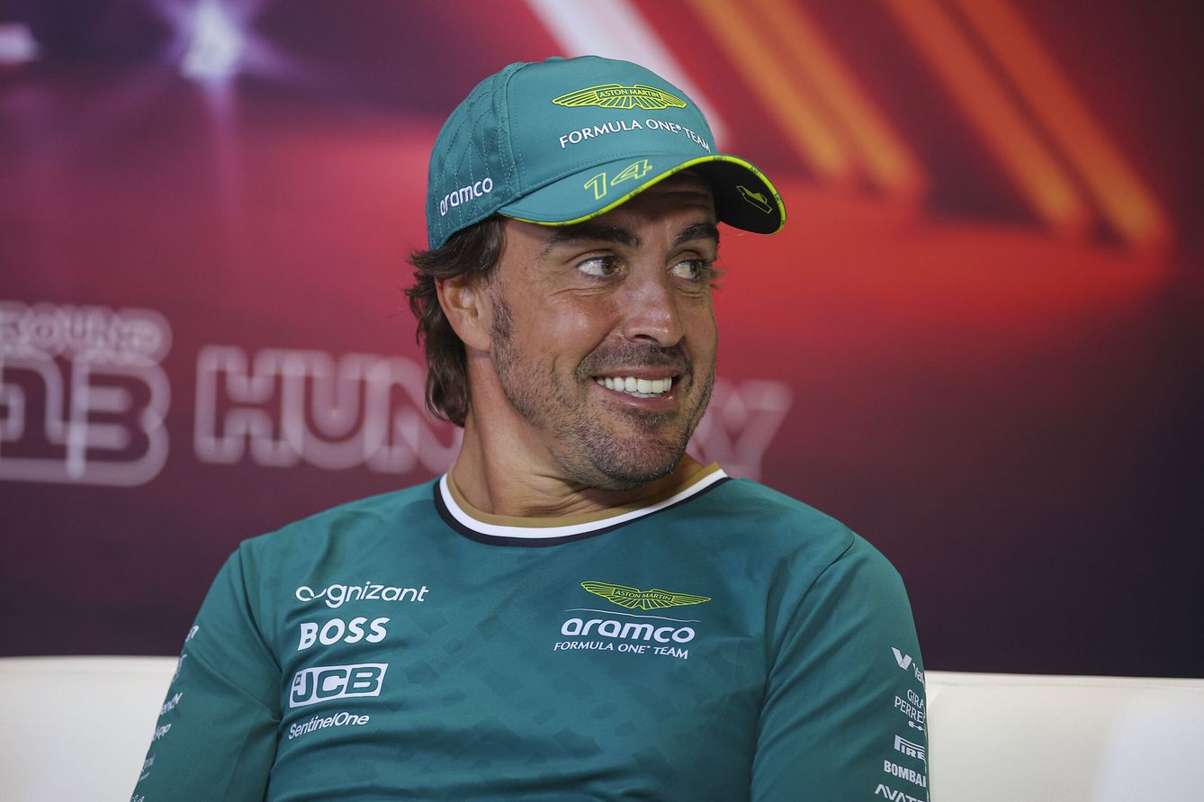 Alonso, pese a todo, no pierde la sonrisa (EFE/Eric Alonso)