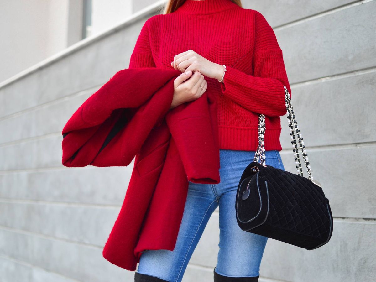 Foto: En tu armario no puede faltar un abrigo rojo. (Cortesía)