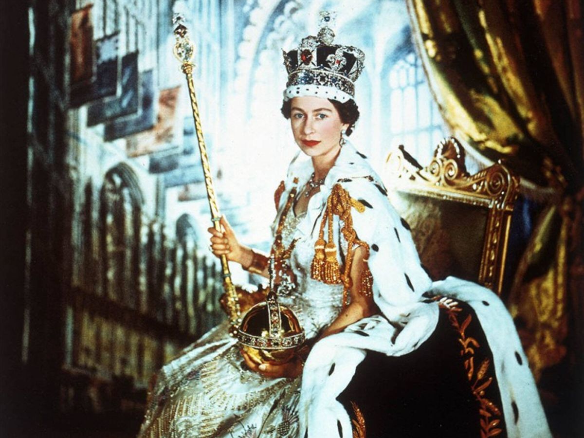Foto: Isabel II, en un retrato el día de su coronación. (Victoria and Albert Museum/Cecil Beaton)