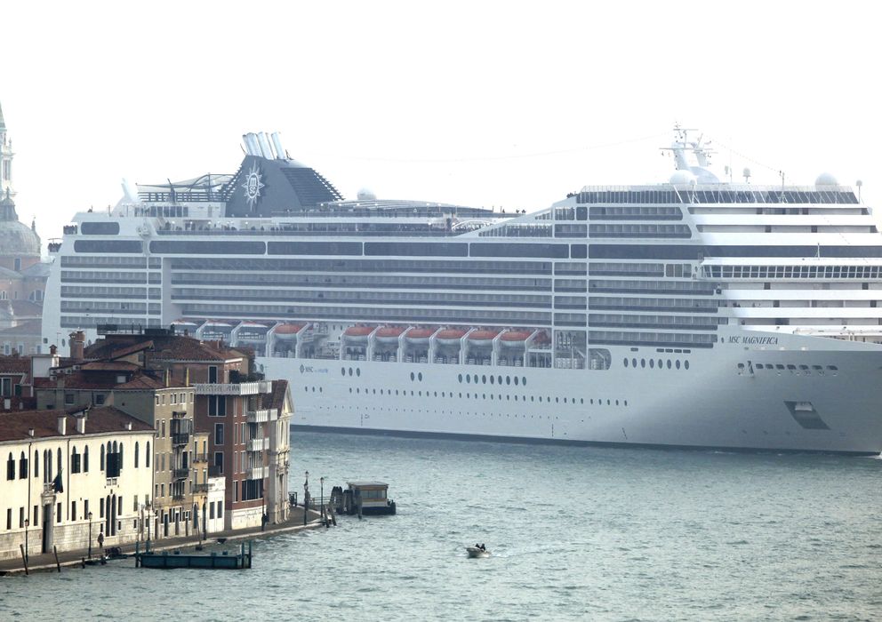 Foto: Un crucero navega por el lago de Venecia, cerca de la Plaza de San Marcos (Reuters)