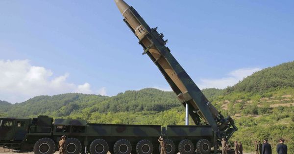 Foto: Fotografía facilitada por la agencia oficial de noticias norcoreana KCNA que supuestamente muestra un cohete balístico intercontinental norcoreano Hwansong-14. (EFE)