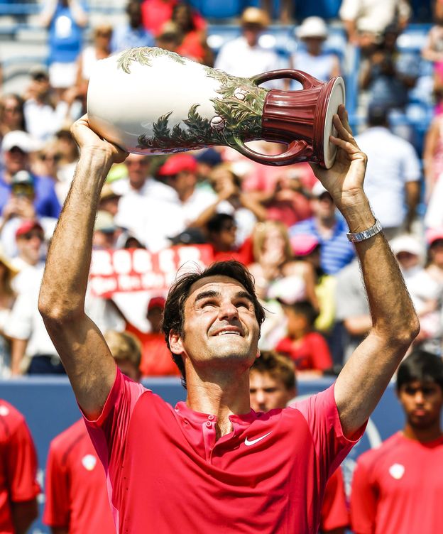 Foto: Roger Federer con el título conquistado en Cincinnati (Efe).