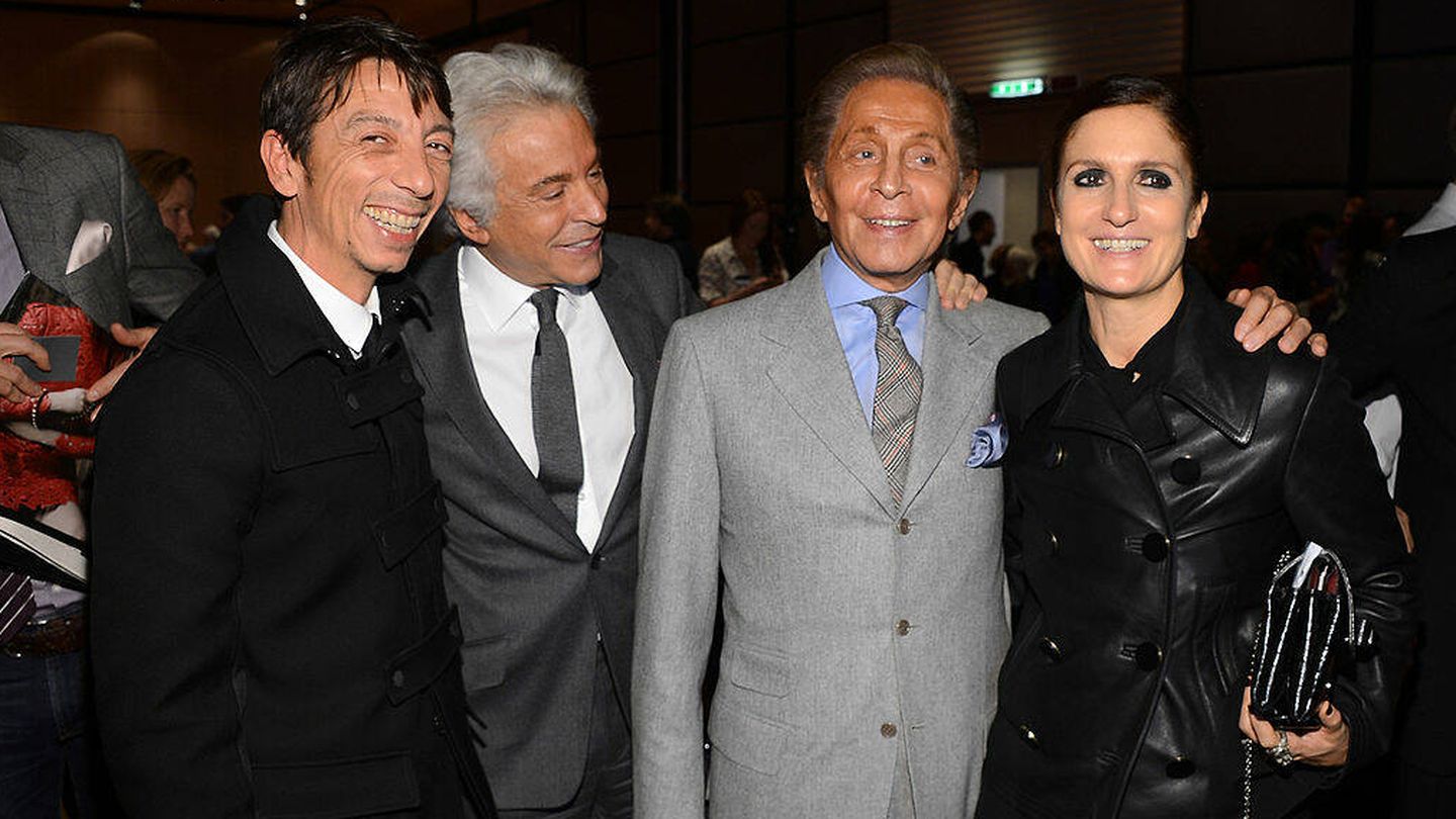 Pierpaolo Piccioli y Maria Grazia Chiuri con Valentino, en una foto de archivo. (Getty)