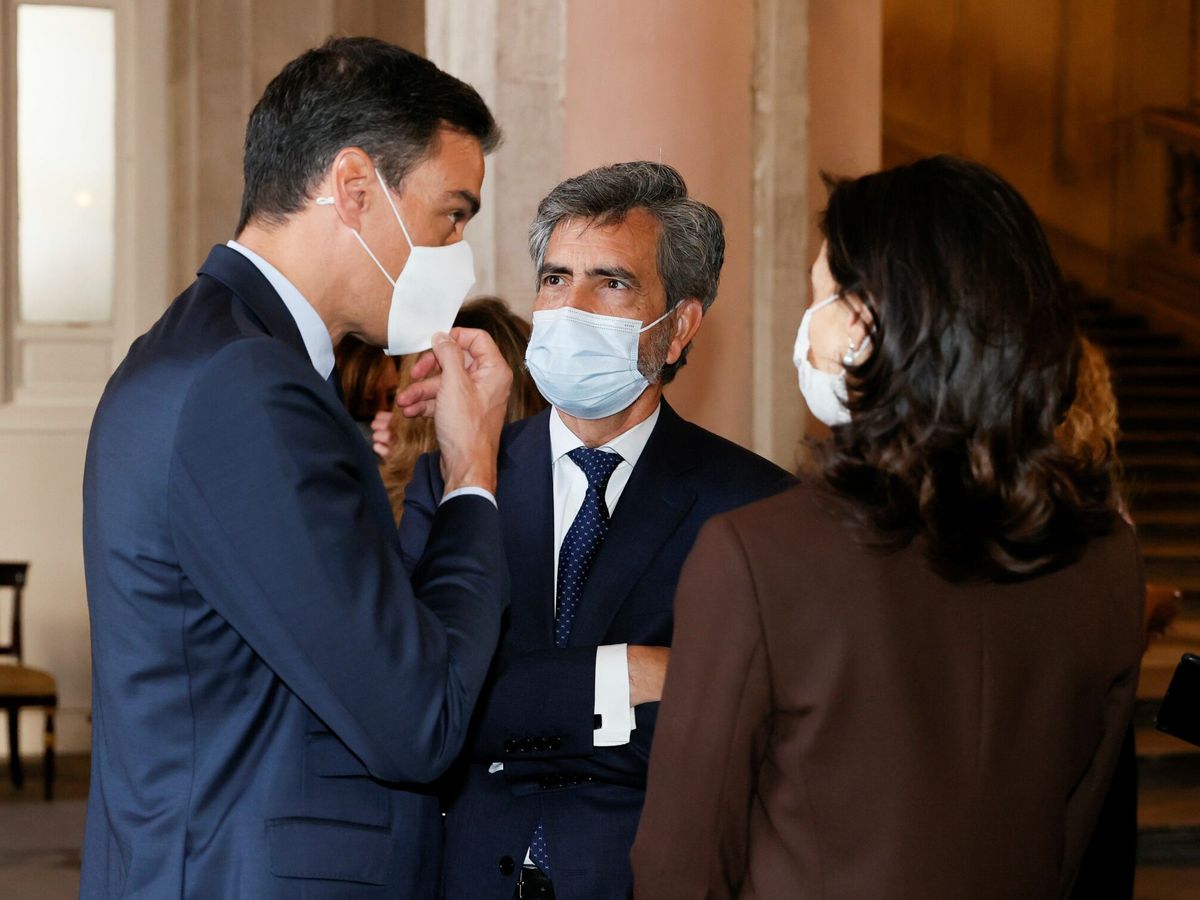 Foto: El presidente del Gobierno, Pedro Sánchez (i), el presidente del CGPJ, Carlos Lesmes (c), y la ministra de Justicia, Pilar Llop. (EFE/Pool/Ballesteros)