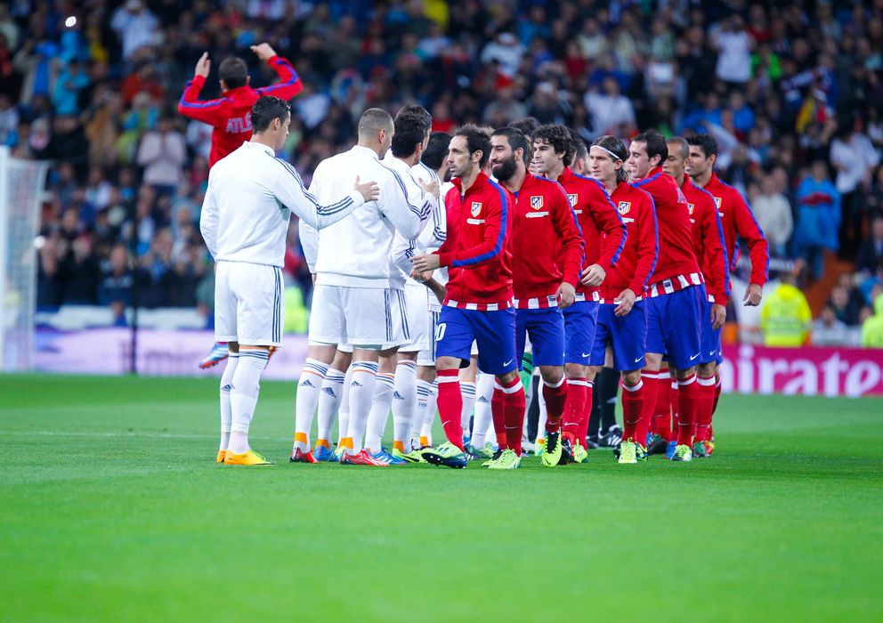 Foto: Real Madrid y Atletico se saludan antes de disputar el derbi liguero en el Bernabéu (Cordon Press).