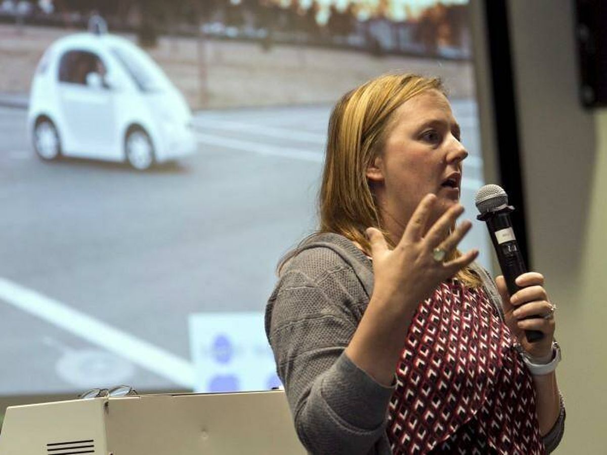 Foto: Jaime Waydo, durante una presentación del coche autónomo de Waymo (Google) en 2015. (Reuters)