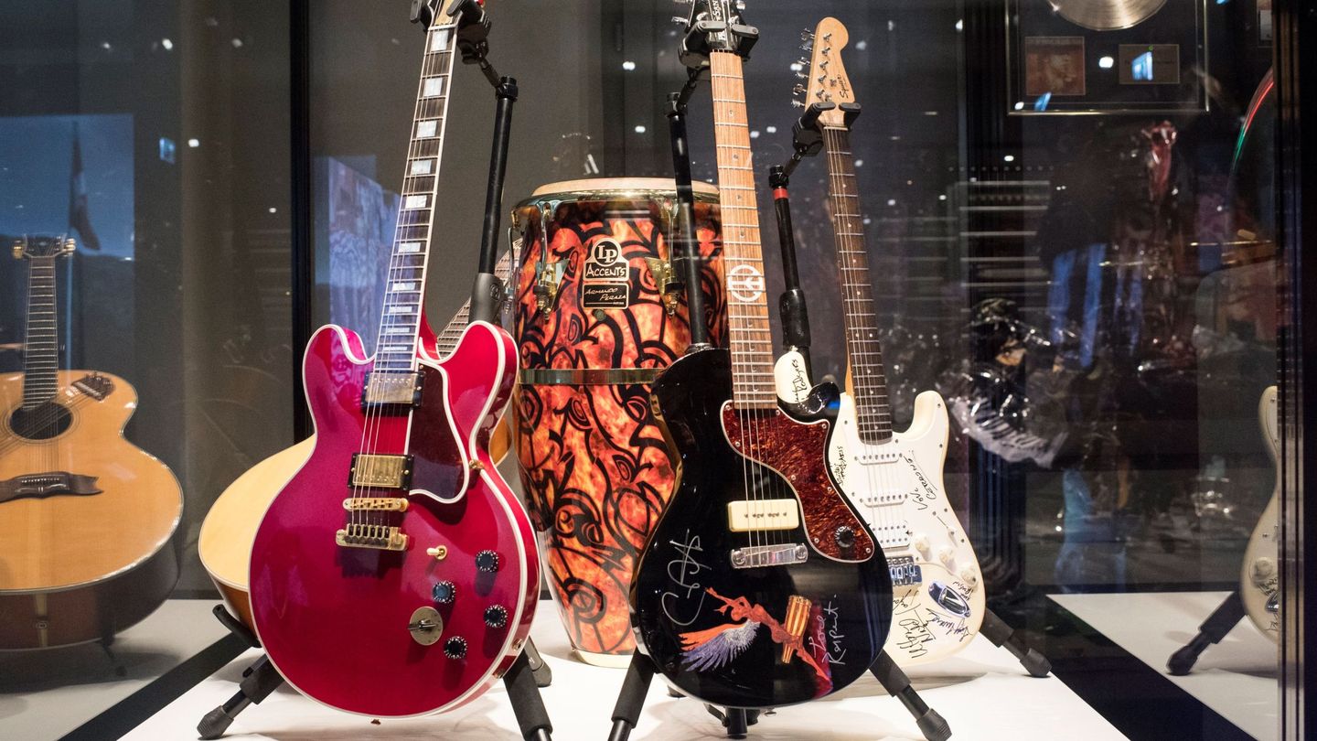 Vista de varias guitarras eléctricas como parte de una exposición. (EFE)