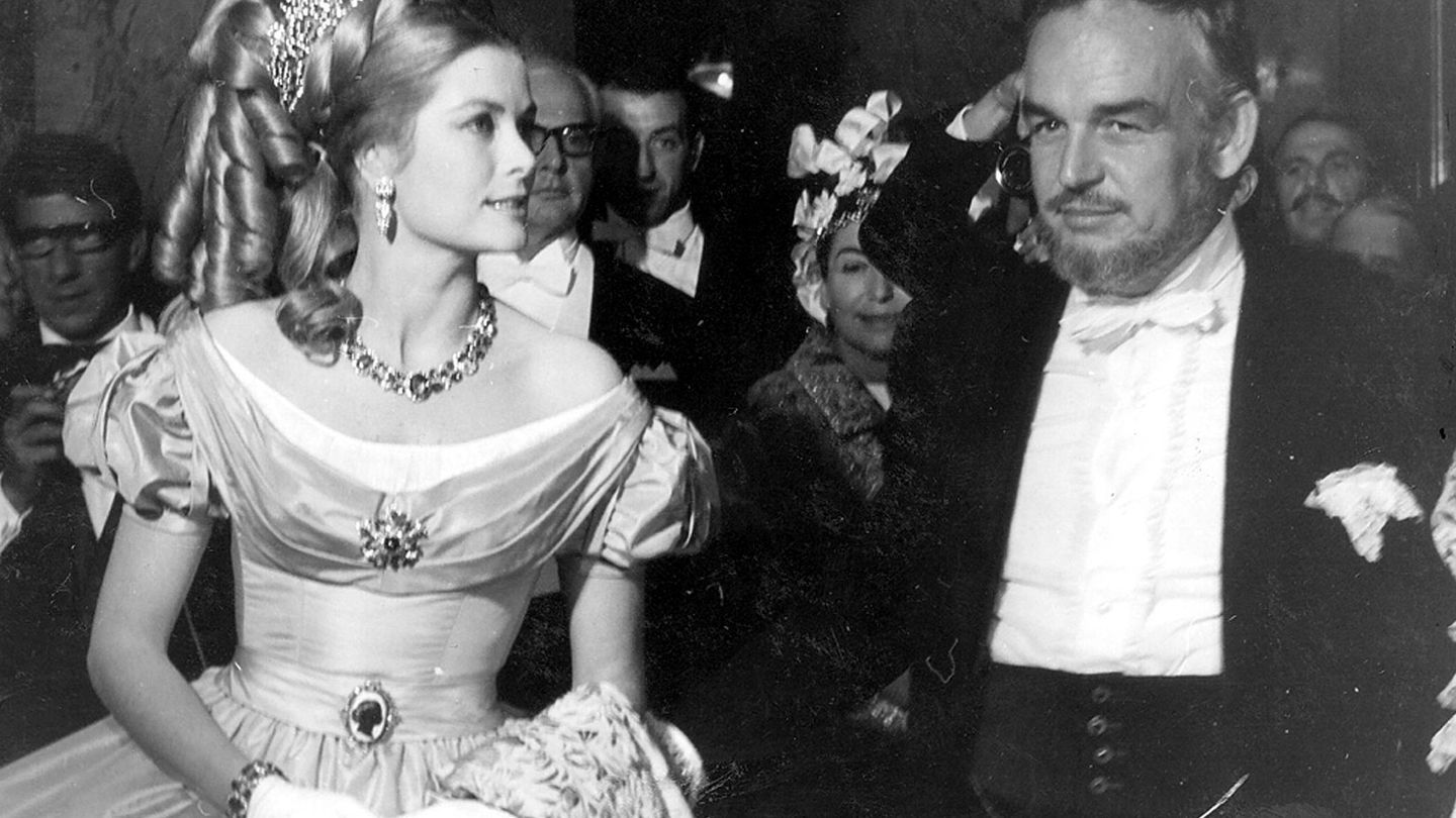 La princesa Grace y el príncipe Raniero III durante el Baile de la Rosa del Centenario, en el Casino de Montecarlo (27 de mayo de 1966) (EFE)