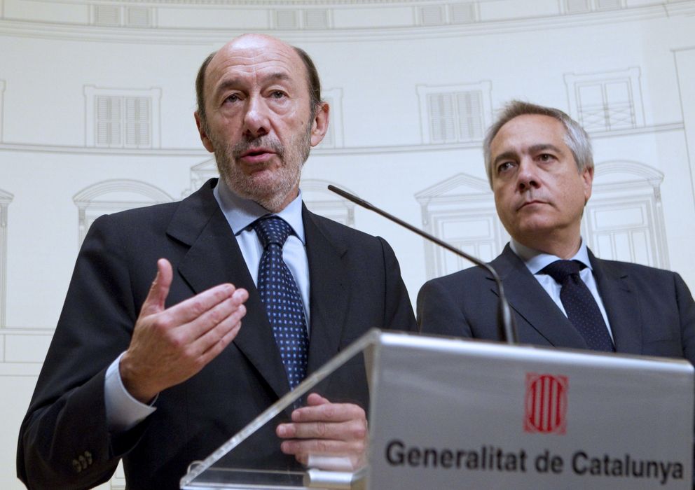 Foto: El secretario general del PSOE, Alfredo Pérez Rubalcaba, y el líder del PSC, Pere Navarro. (EFE)