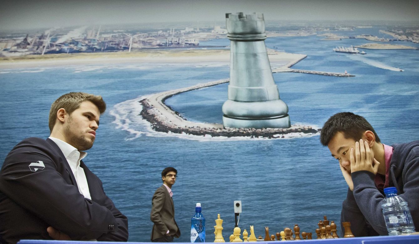 Carlsen (izquierda) en un duelo contra Ding Liren. (Reuters)