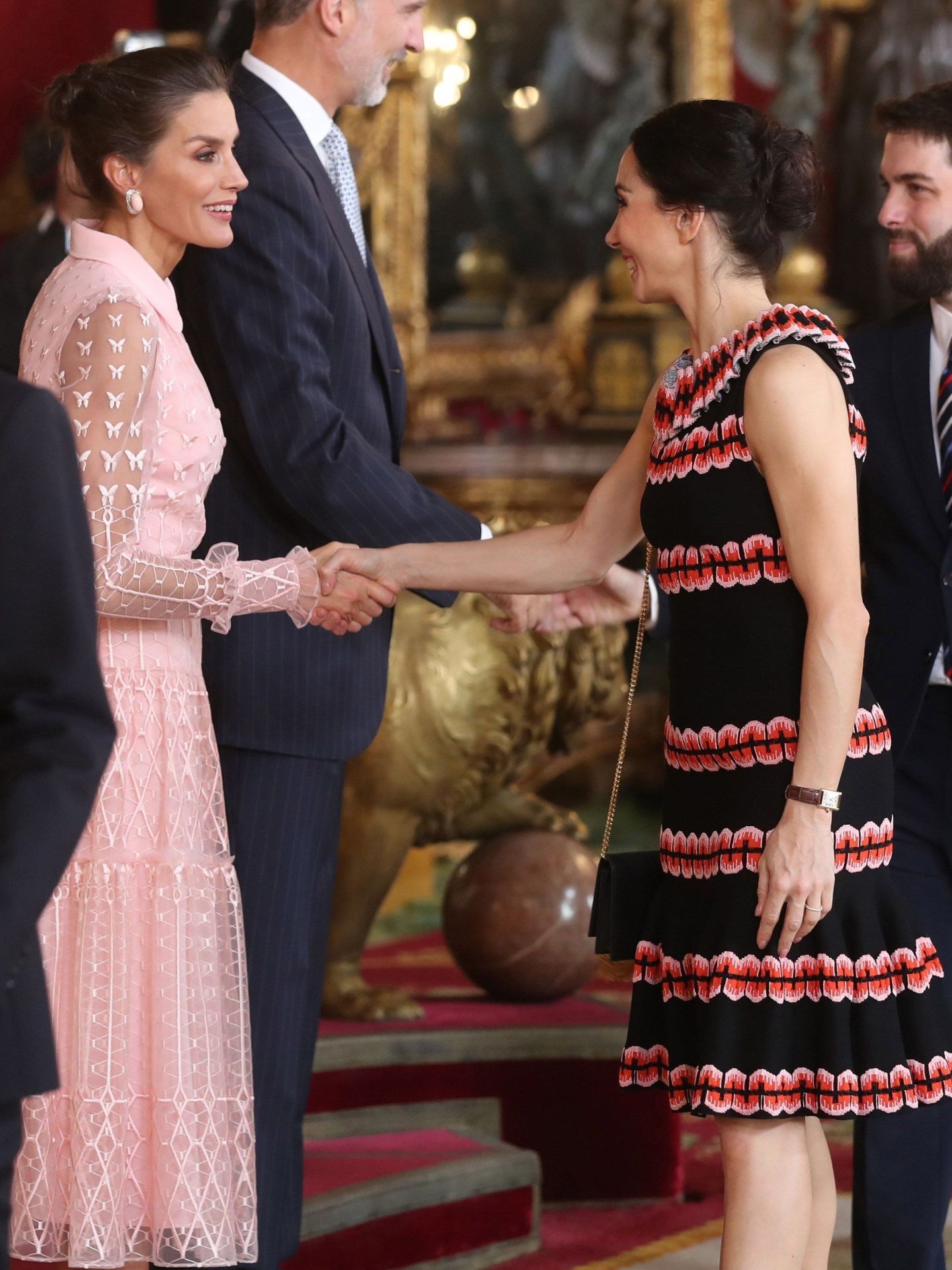 Tamara Rojo saluda a la reina Letizia en el besamanos del Día de la Fiesta Nacional. (EFE)