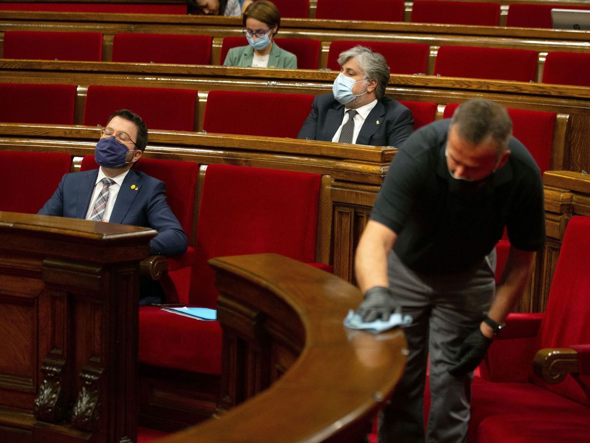 Foto: El vicepresidente del Govern en funciones de presidente Pere Aragonès, sentado en su escaño en el Parlamento de Cataluña. (EFE)