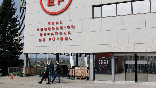 Agentes de la UCO, a la salida de la sede de la Federación Española de Fútbol. (EFE/J. J. Guillén)