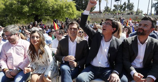 Foto: El presidente de Ciudadanos, Albert Rivera (c-d), junto a la candidata al Congreso por Madrid Sara Giménez (c-i). (EFE)