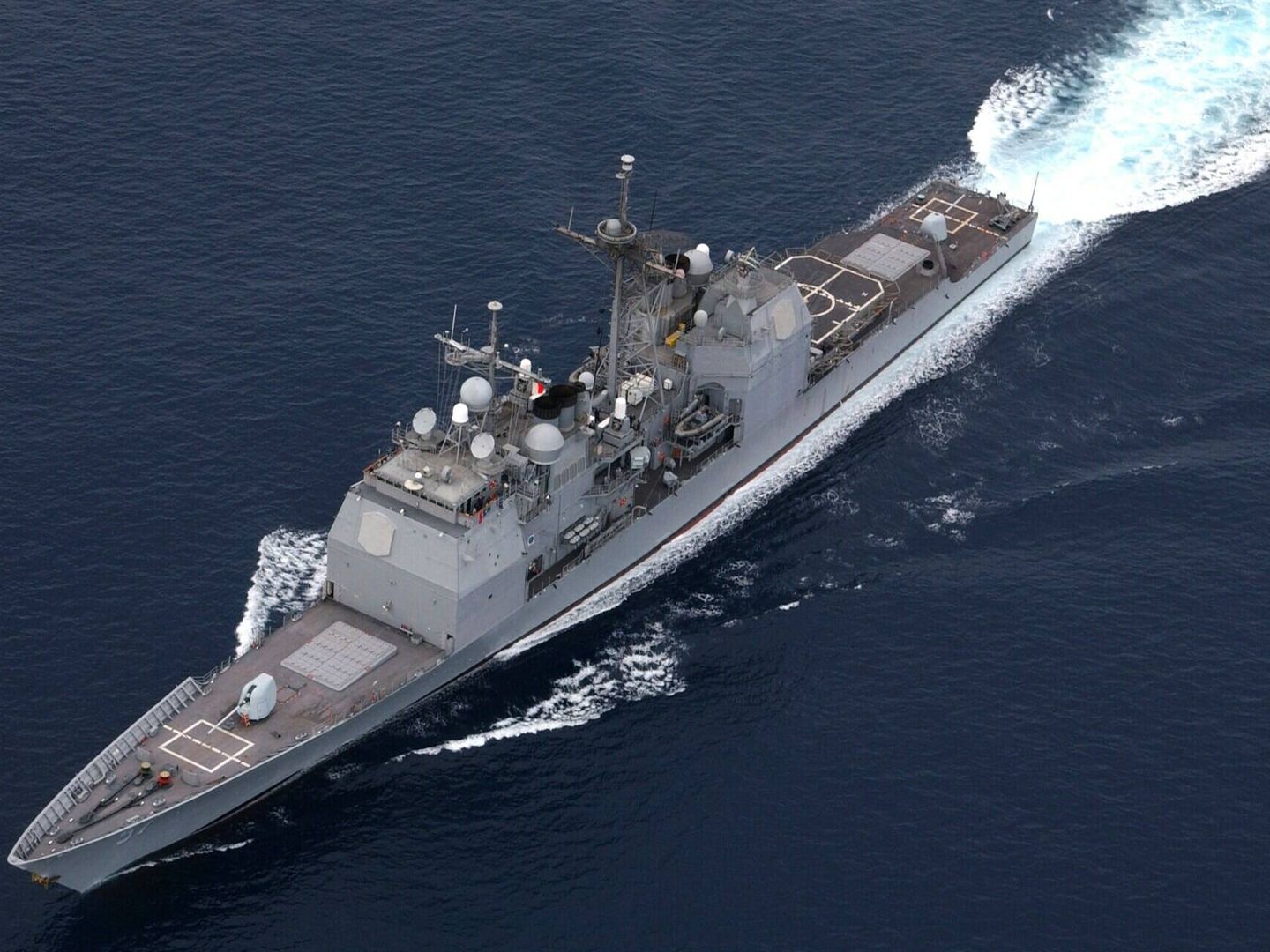 El USS Lake Champlain es un cruzero de la clase Ticonderoga. (U.S. Navy - Jayme Pastoric)