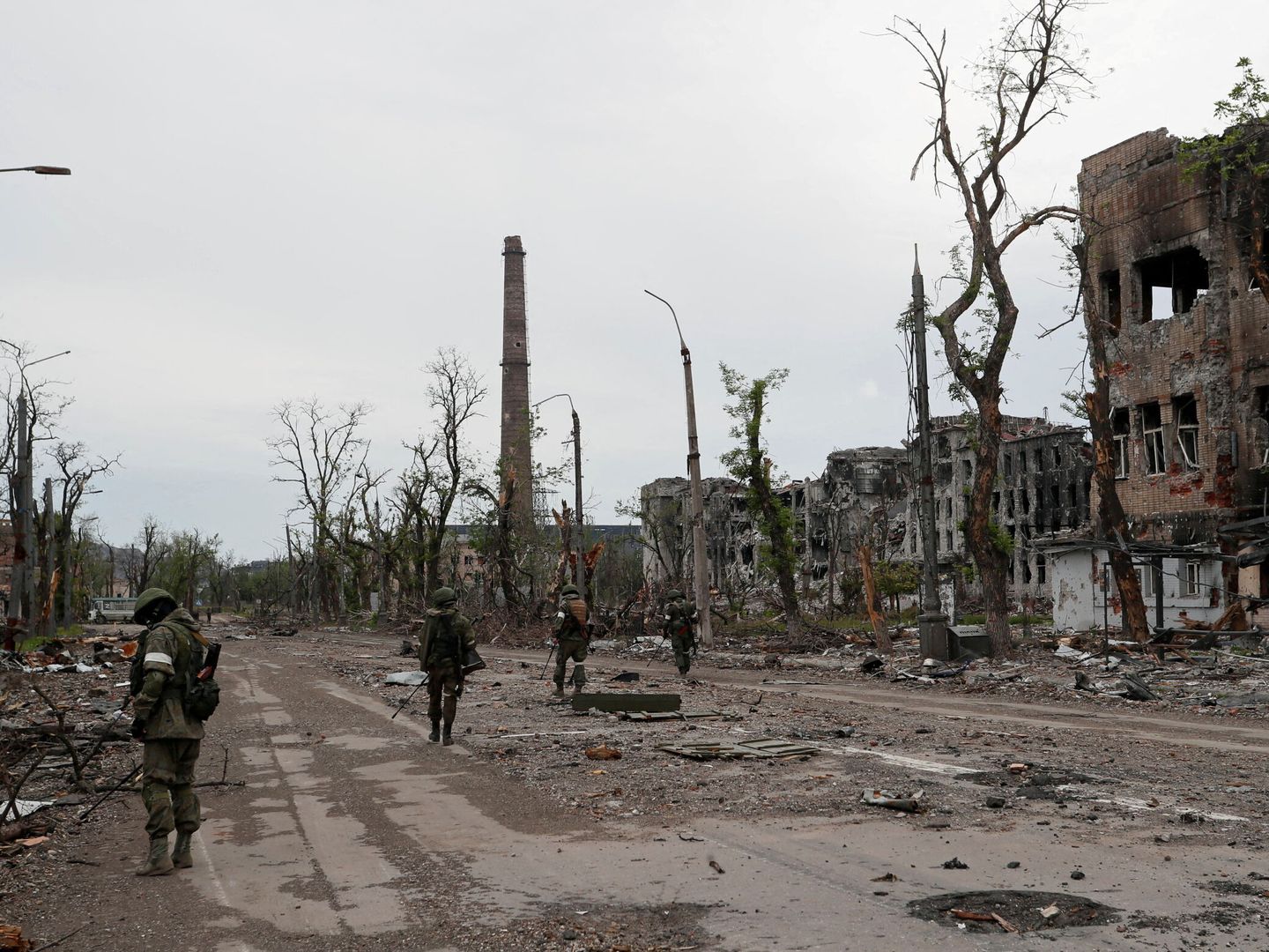 Soldados rusos en las inmediaciones de Azvostal, en Mariúpol. (Reuters/ Alexander Ermochenko)