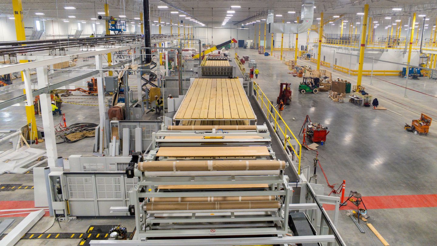 Fábrica de cartón con miles de cajas dedicadas al comercio electrónico. (Reuters)